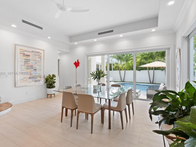 5-bedroom home for rent in Key Biscayne - 5 Coconut Lane - MondialRealty