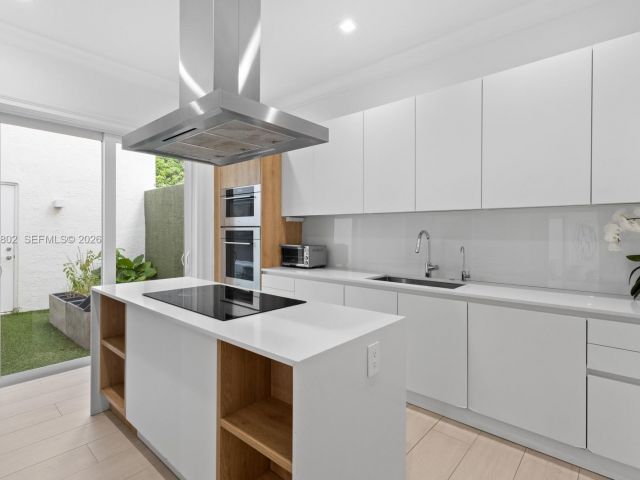 5-bedroom home for rent in Key Biscayne - 5 Coconut Lane - MondialRealty