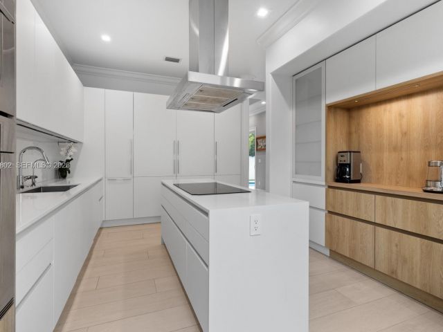 5-bedroom home for rent in Key Biscayne - 5 Coconut Lane - MondialRealty