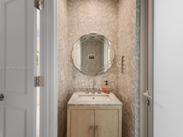 5-bedroom home for rent in Key Biscayne - 5 Coconut Lane - MondialRealty