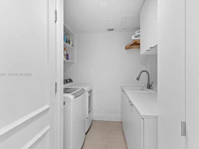 5-bedroom home for rent in Key Biscayne - 5 Coconut Lane - MondialRealty