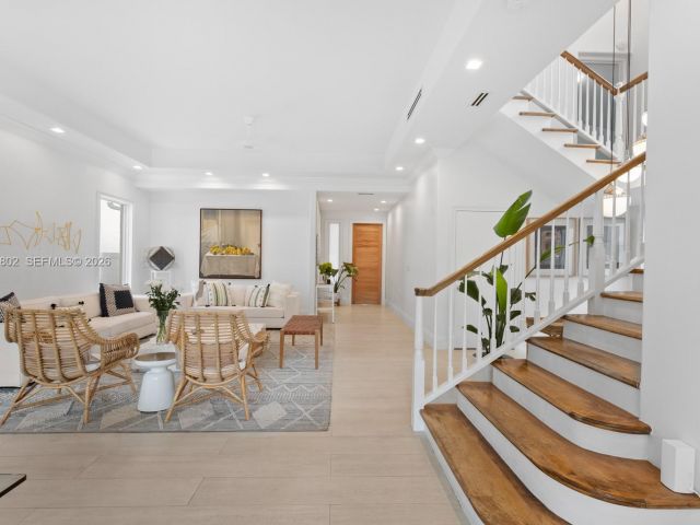 5-bedroom home for rent in Key Biscayne - 5 Coconut Lane - MondialRealty