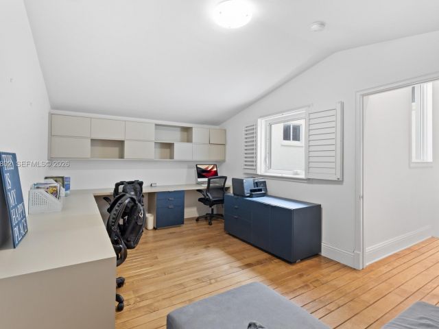 5-bedroom home for rent in Key Biscayne - 5 Coconut Lane - MondialRealty