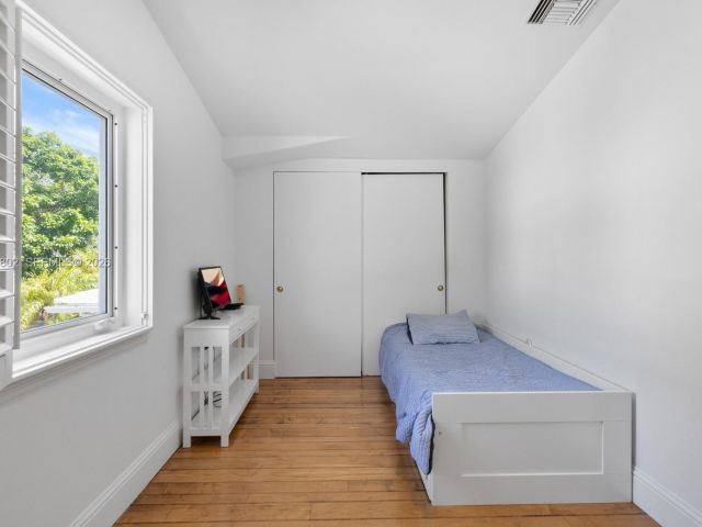 5-bedroom home for rent in Key Biscayne - 5 Coconut Lane - MondialRealty