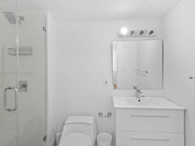 5-bedroom home for rent in Key Biscayne - 5 Coconut Lane - MondialRealty