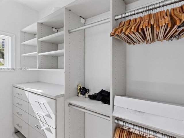 5-bedroom home for rent in Key Biscayne - 5 Coconut Lane - MondialRealty