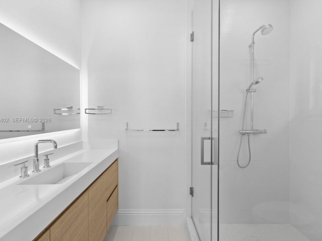 5-bedroom home for rent in Key Biscayne - 5 Coconut Lane - MondialRealty