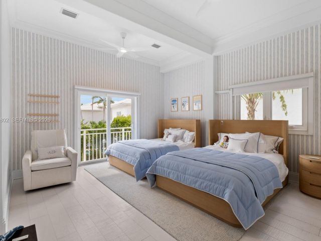 5-bedroom home for rent in Key Biscayne - 5 Coconut Lane - MondialRealty