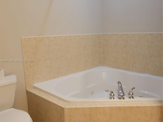 Home for rent at 413 SW 5th St - photo 7482363