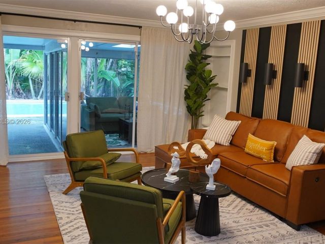 Home for sale at 1419 N 16th Ct - photo 7515514