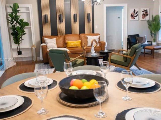 Home for sale at 1419 N 16th Ct - photo 7515519