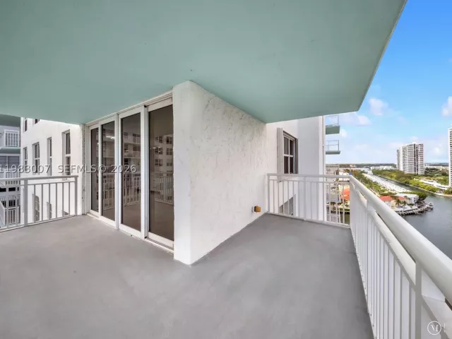 2-bedroom condo for sale in Sunny Isles Beach - 301 174th St 1818 - MondialRealty