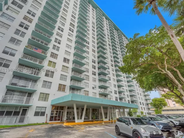 2-bedroom condo for sale in Sunny Isles Beach - 301 174th St 1818 - MondialRealty
