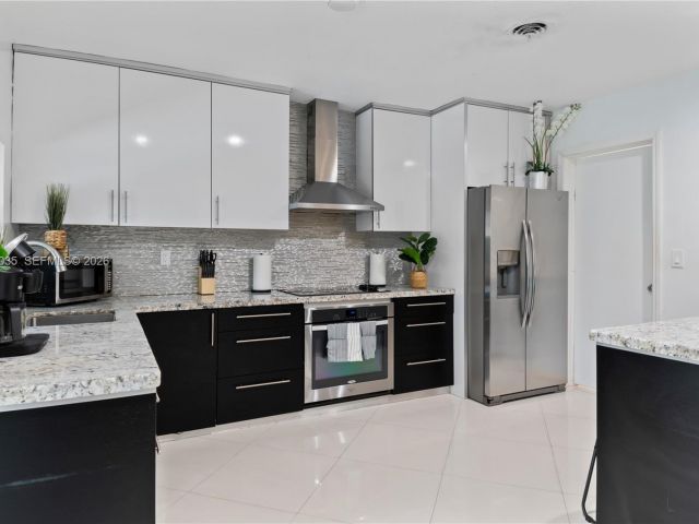 Home for sale at 19440 NE 18th Pl - photo 7520938