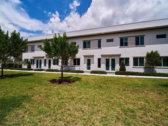 Home for rent at 10447 NW 66th St - photo 7531762