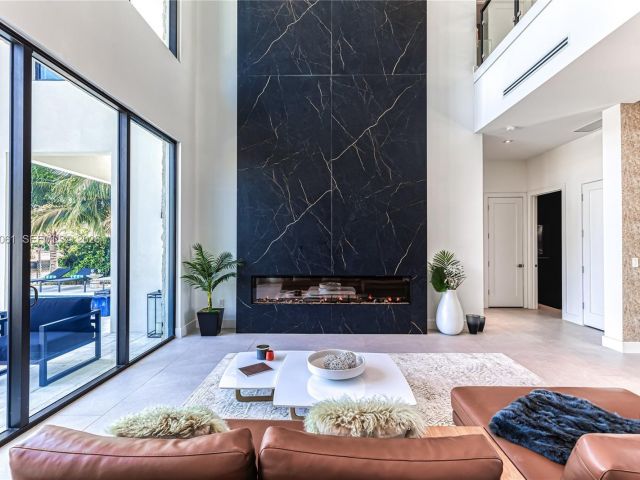 Home for rent at 2817 NE 35th St - photo 7482329