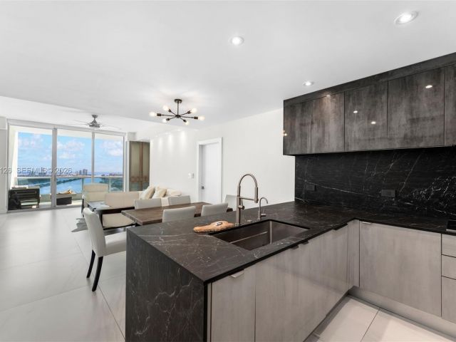 Apartment for sale  Unit #4202 - photo 7467294