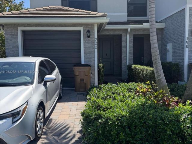 Home for rent at 200 SE 5th Ct 200 - photo 7486719