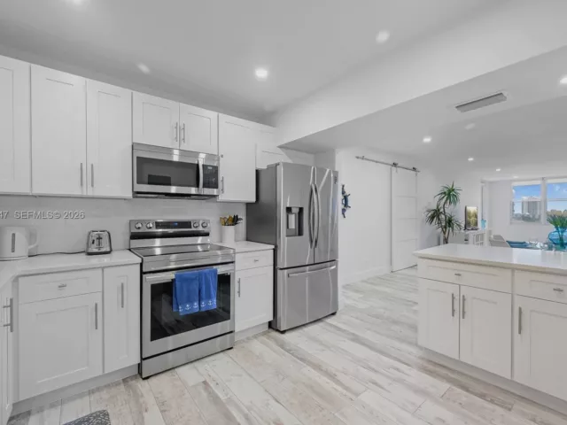 2-bedroom condo for rent in Hollywood - 3725 S Ocean Dr 924 - MondialRealty