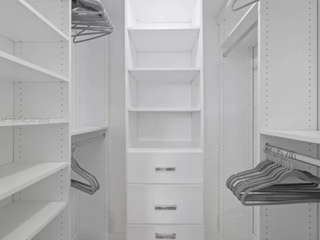 2-bedroom condo for rent in Hollywood - 3725 S Ocean Dr 924 - MondialRealty