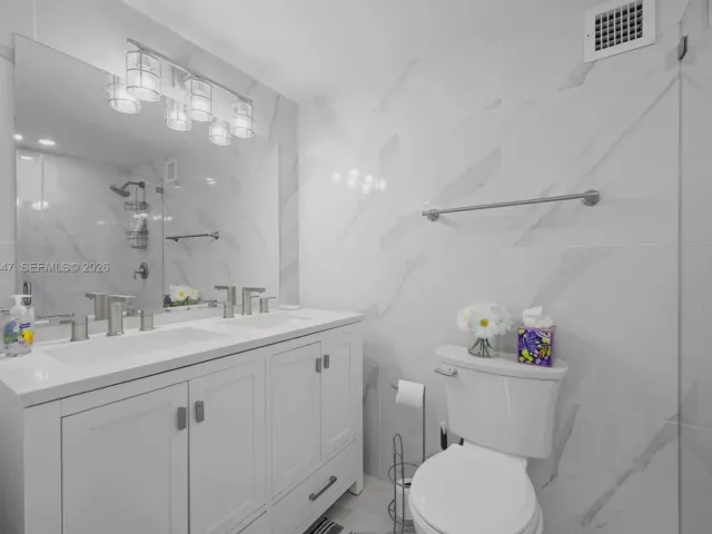 2-bedroom condo for rent in Hollywood - 3725 S Ocean Dr 924 - MondialRealty