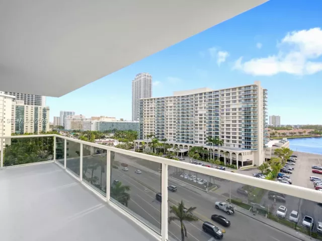 2-bedroom condo for rent in Hollywood - 3725 S Ocean Dr 924 - MondialRealty