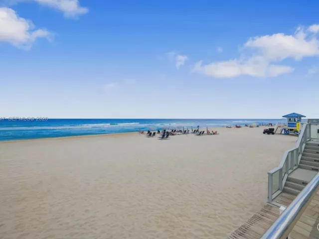 2-bedroom condo for rent in Hollywood - 3725 S Ocean Dr 924 - MondialRealty
