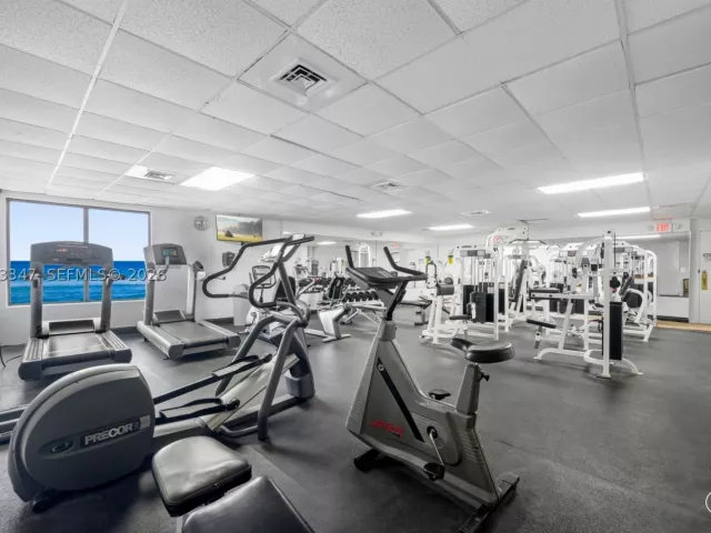 2-bedroom condo for rent in Hollywood - 3725 S Ocean Dr 924 - MondialRealty