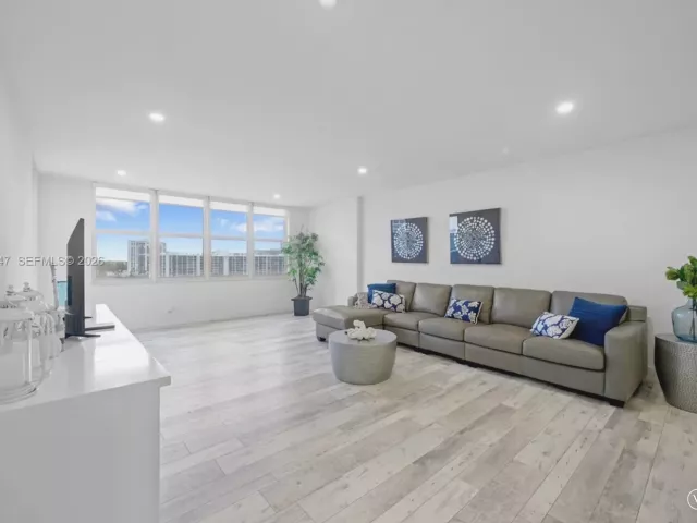 2-bedroom condo for rent in Hollywood - 3725 S Ocean Dr 924 - MondialRealty