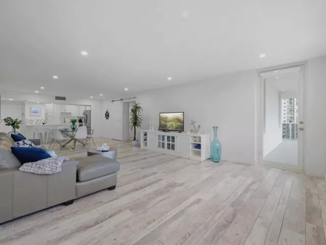 2-bedroom condo for rent in Hollywood - 3725 S Ocean Dr 924 - MondialRealty