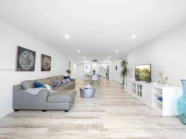 2-bedroom condo for rent in Hollywood - 3725 S Ocean Dr 924 - MondialRealty