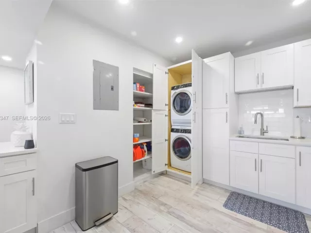 2-bedroom condo for rent in Hollywood - 3725 S Ocean Dr 924 - MondialRealty