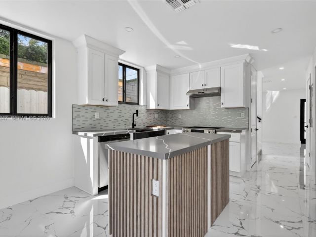 Home for sale at 4313 NW 32nd Ave 4313 - photo 7515014