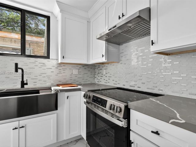 Home for sale at 4313 NW 32nd Ave 4313 - photo 7515017