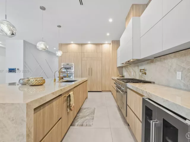 5-bedroom home for sale in Fort Lauderdale - 2613 Center Ave - MondialRealty