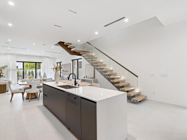 Home for rent at 1410 NE 5th St A - photo 7482182