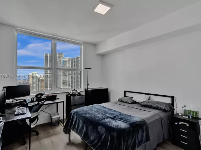 3-bedroom condo for sale in Miami - 31 SE 5th St 4112 - MondialRealty
