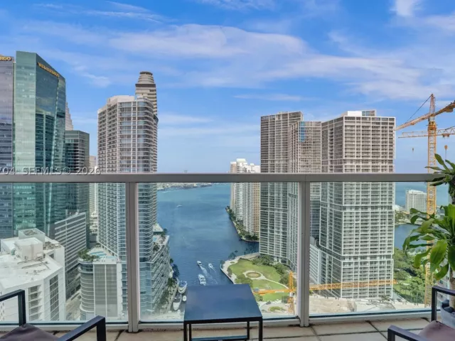 3-bedroom condo for sale in Miami - 31 SE 5th St 4112 - MondialRealty