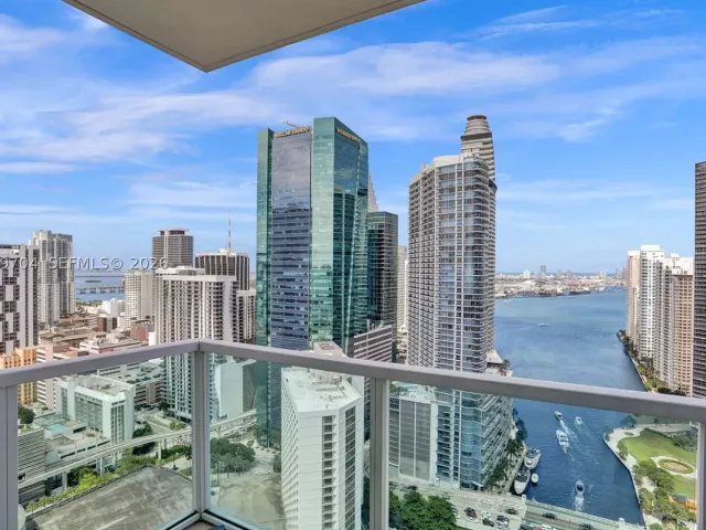 3-bedroom condo for sale in Miami - 31 SE 5th St 4112 - MondialRealty
