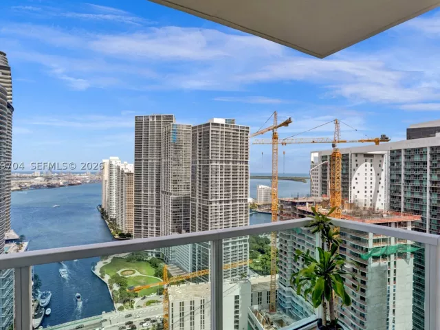 3-bedroom condo for sale in Miami - 31 SE 5th St 4112 - MondialRealty