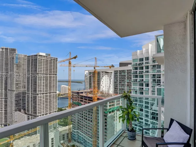 3-bedroom condo for sale in Miami - 31 SE 5th St 4112 - MondialRealty