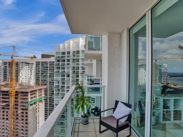 3-bedroom condo for sale in Miami - 31 SE 5th St 4112 - MondialRealty