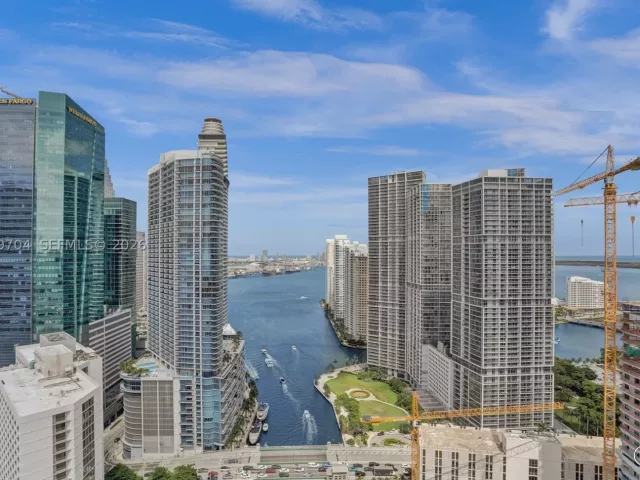 3-bedroom condo for sale in Miami - 31 SE 5th St 4112 - MondialRealty
