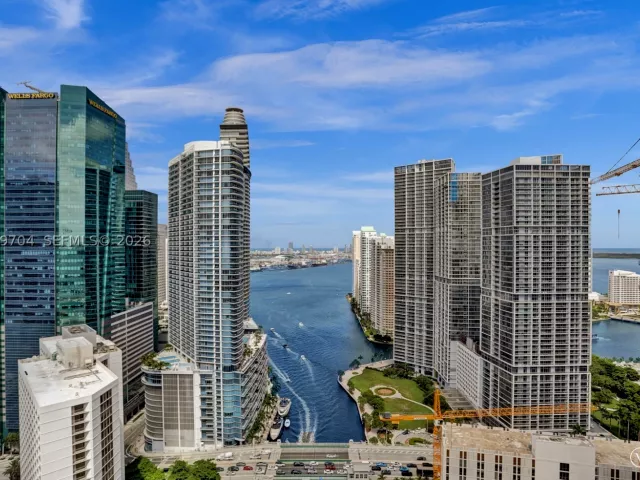 3-bedroom condo for sale in Miami - 31 SE 5th St 4112 - MondialRealty