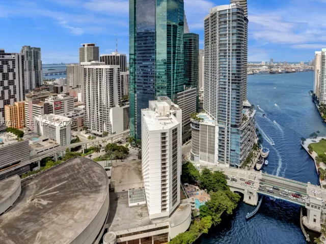 3-bedroom condo for sale in Miami - 31 SE 5th St 4112 - MondialRealty