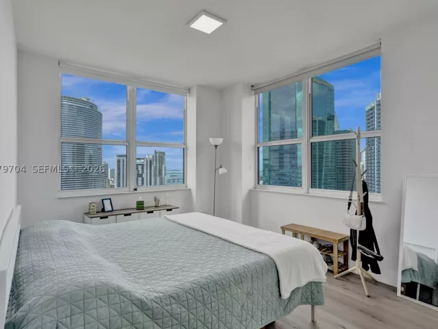 3-bedroom condo for sale in Miami - 31 SE 5th St 4112 - MondialRealty