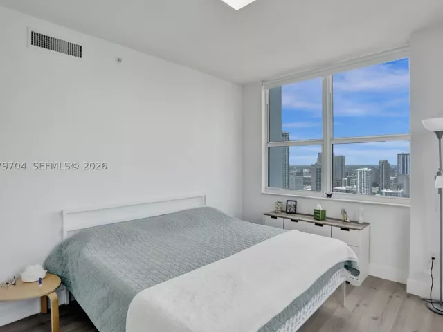 3-bedroom condo for sale in Miami - 31 SE 5th St 4112 - MondialRealty