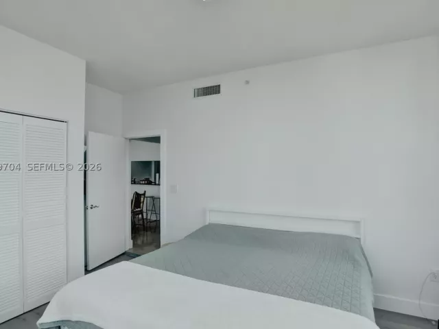 3-bedroom condo for sale in Miami - 31 SE 5th St 4112 - MondialRealty