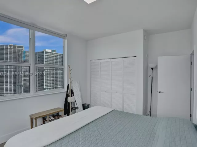 3-bedroom condo for sale in Miami - 31 SE 5th St 4112 - MondialRealty