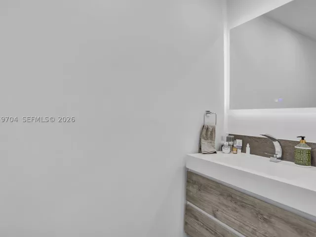 3-bedroom condo for sale in Miami - 31 SE 5th St 4112 - MondialRealty